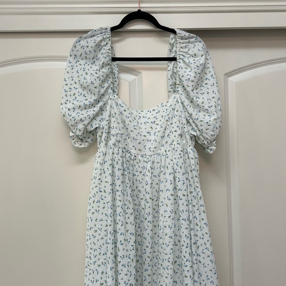 NWT Storia Textured Floral Puff Sleeve Dress in White and Blue - Size Large